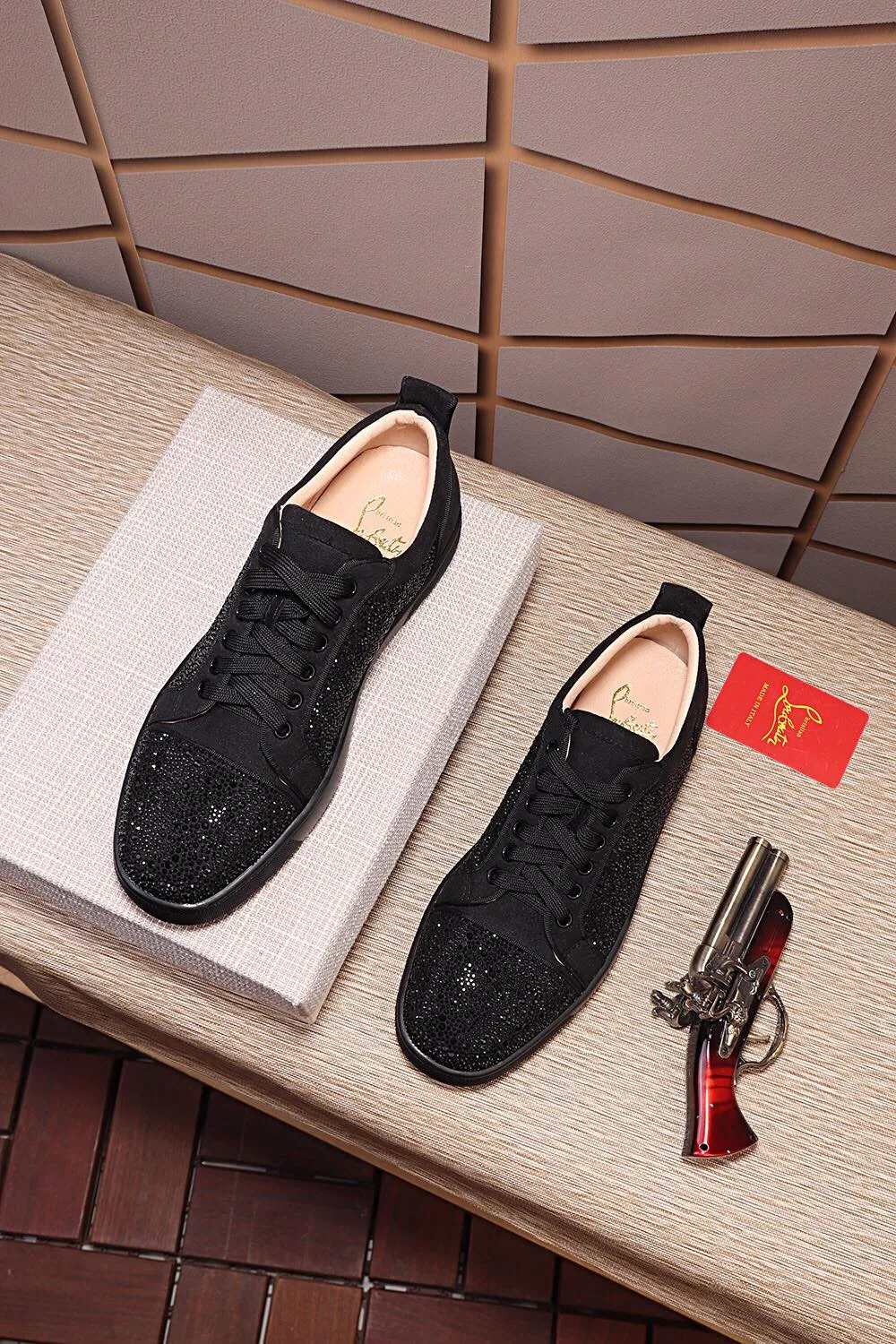 Factory price 440 Christian Louboutin (CL red sole shoes) counter hot diamond series, casual sneakers for couples 📢 📢 📢 Exclusive hot style release 🎈🎈💪 Movable latex feet 👻 Finished outsole line [Proud] 😝Female 35-40# Male 38#-46, global supply😝 [Top version]: original imported cowhide frosted upper, top original leather lining, original molded TPU outsole, original 1:1 detail processing, original shoe last, large quantity available from stock,